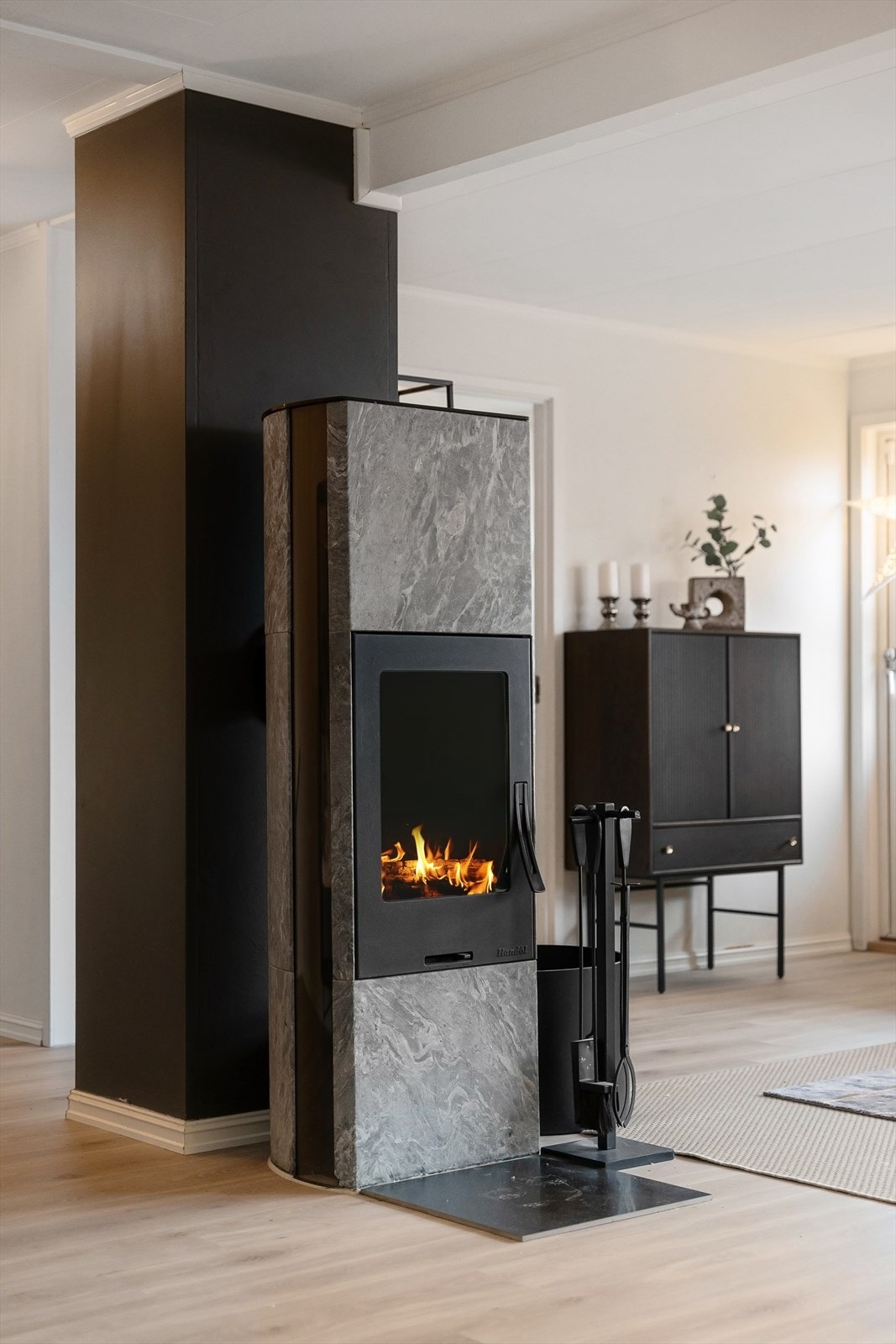 Det er installert peisovn i stuen som gir mye hygge og varme Galleribilde