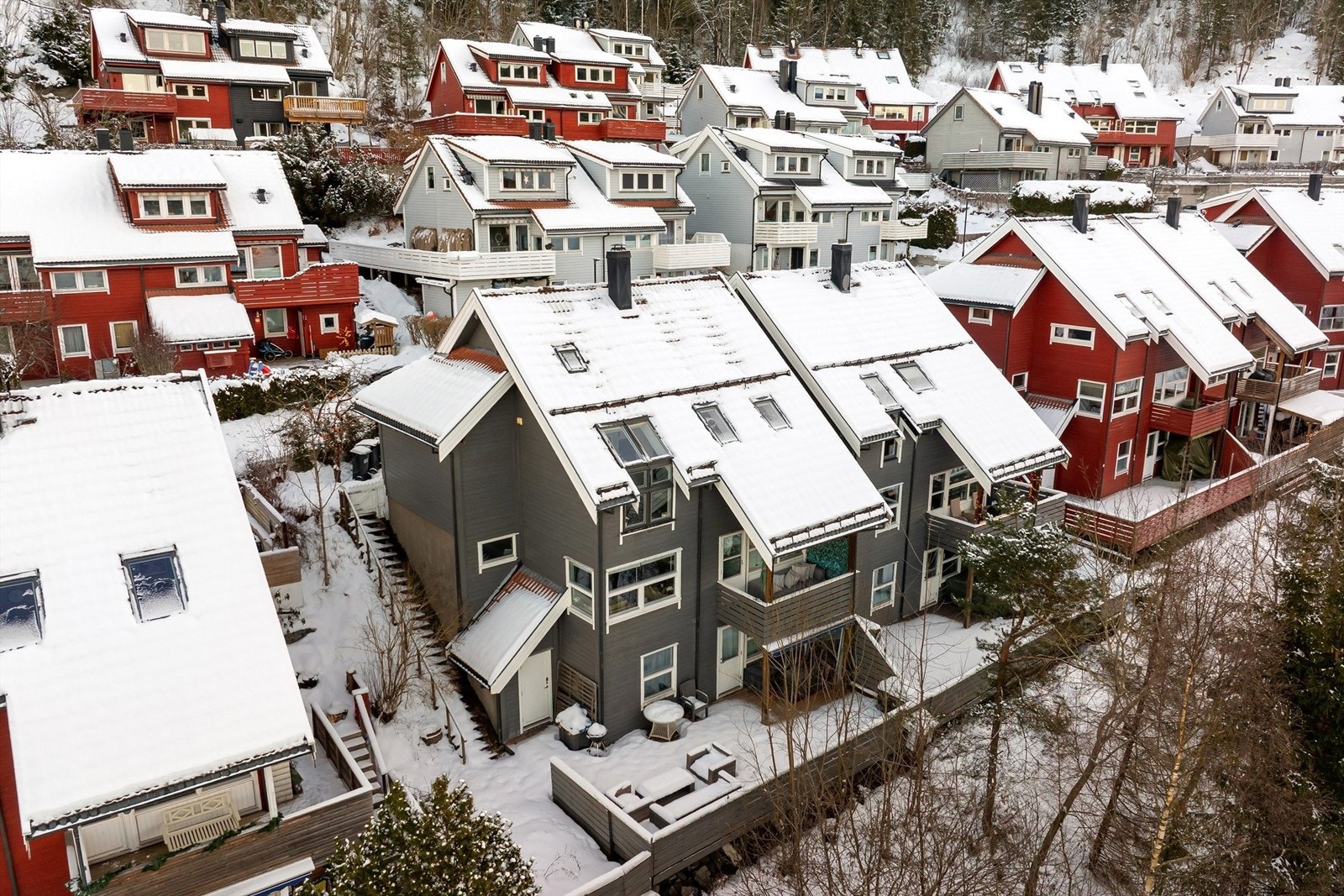 Velkommen til Nedre Berglia 76 - En stor og innholdsrik halvpart av tomannsbolig beliggende i en svært barnevennlig og populær gate på Bærums Verk - Foto: Zovenfra Galleribilde