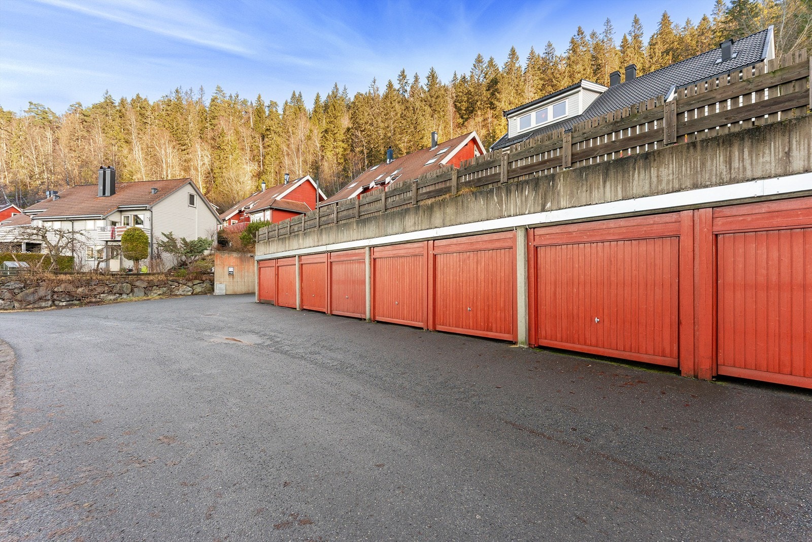 Med boligen følger 1 garasjeplass i rekke Galleribilde