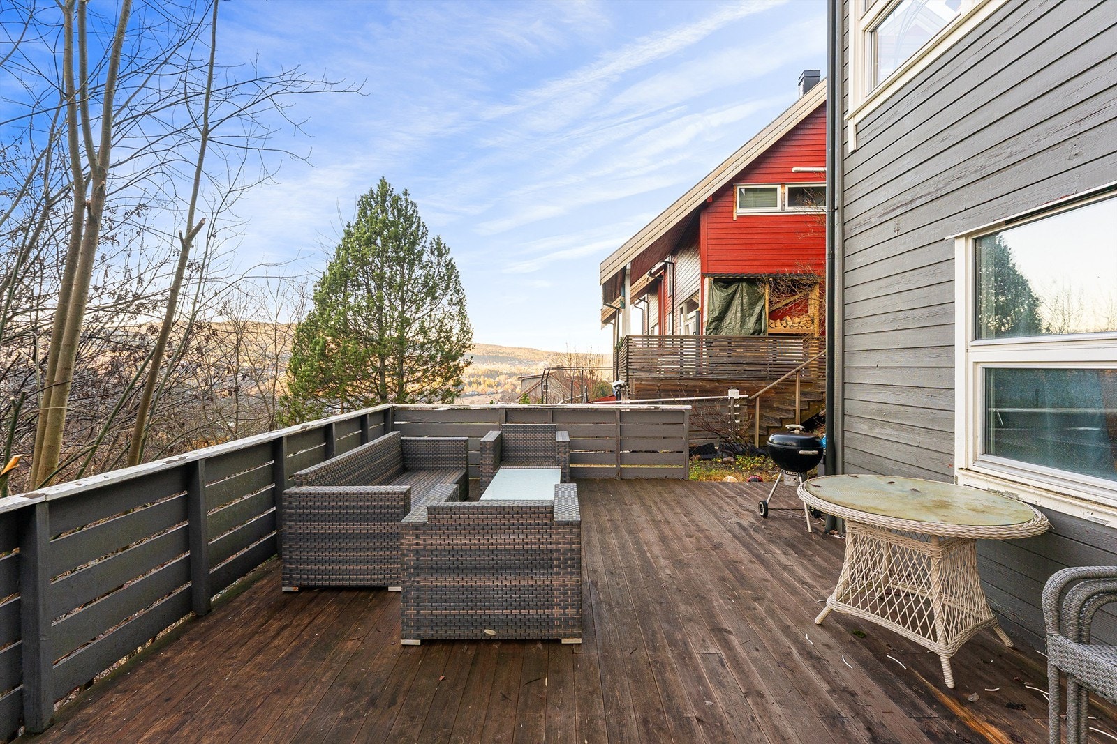 Det er flott utsikt også fra terrassen Galleribilde