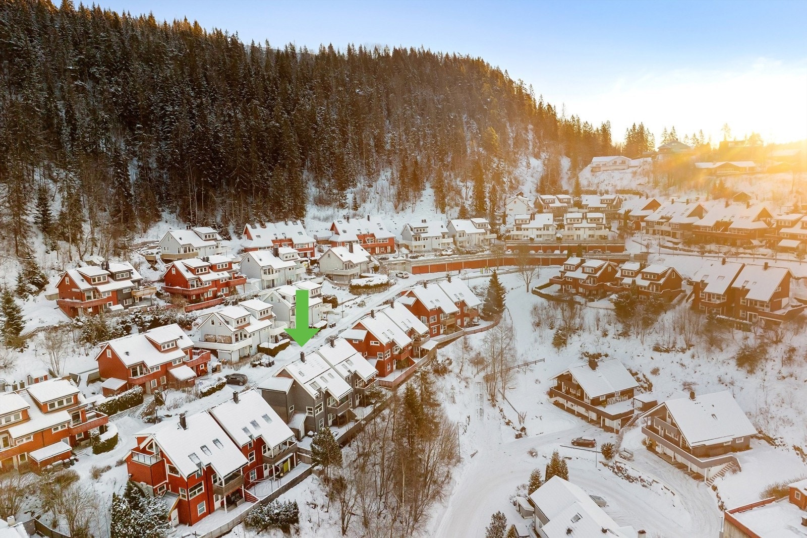 Fra boligen er det gangavstand til barnehager, barneskolen og marka med fantastiske turmuligheter. Foto: Zovenfra Galleribilde