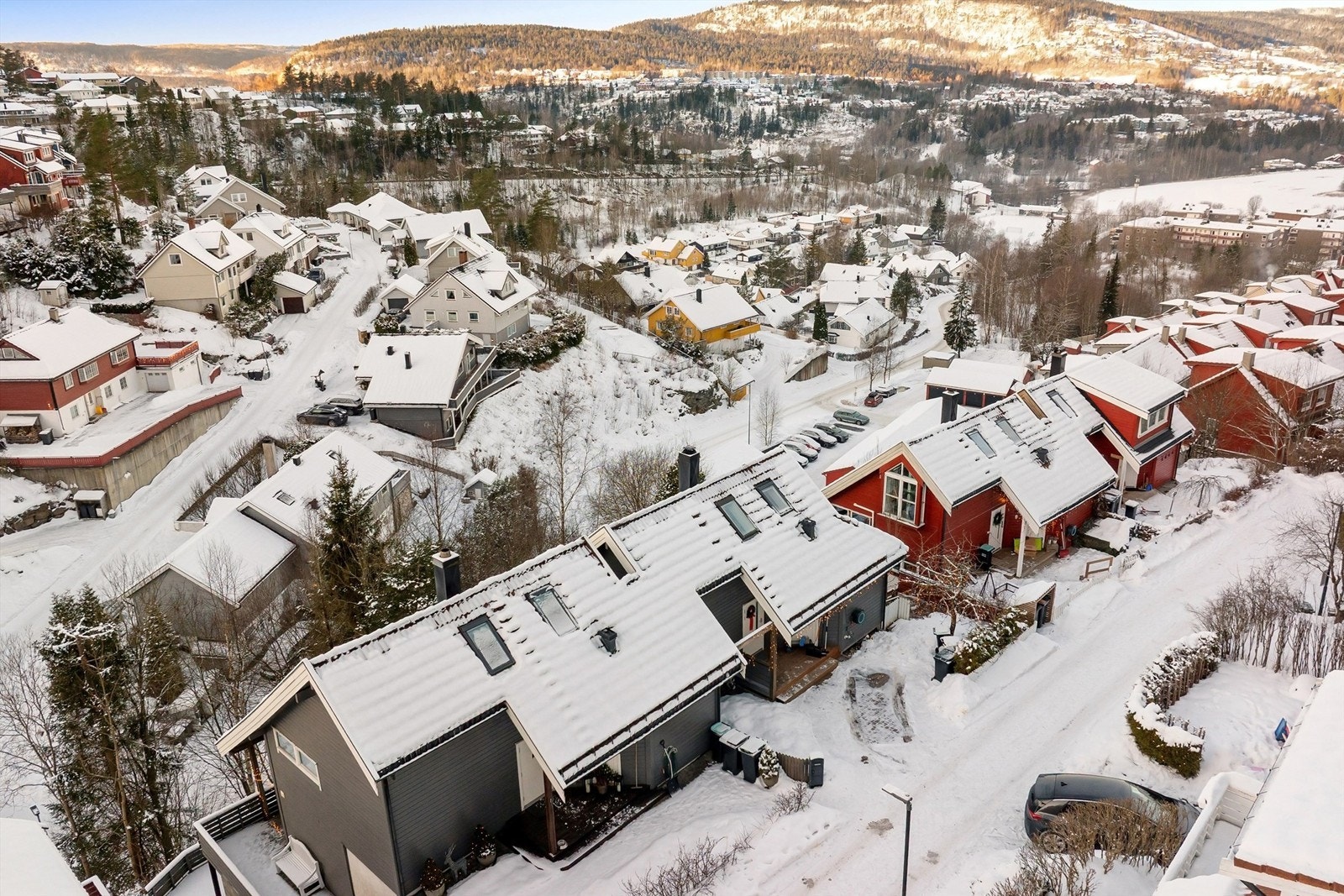På forsiden av huset er det mulighet for å parkere bil Galleribilde