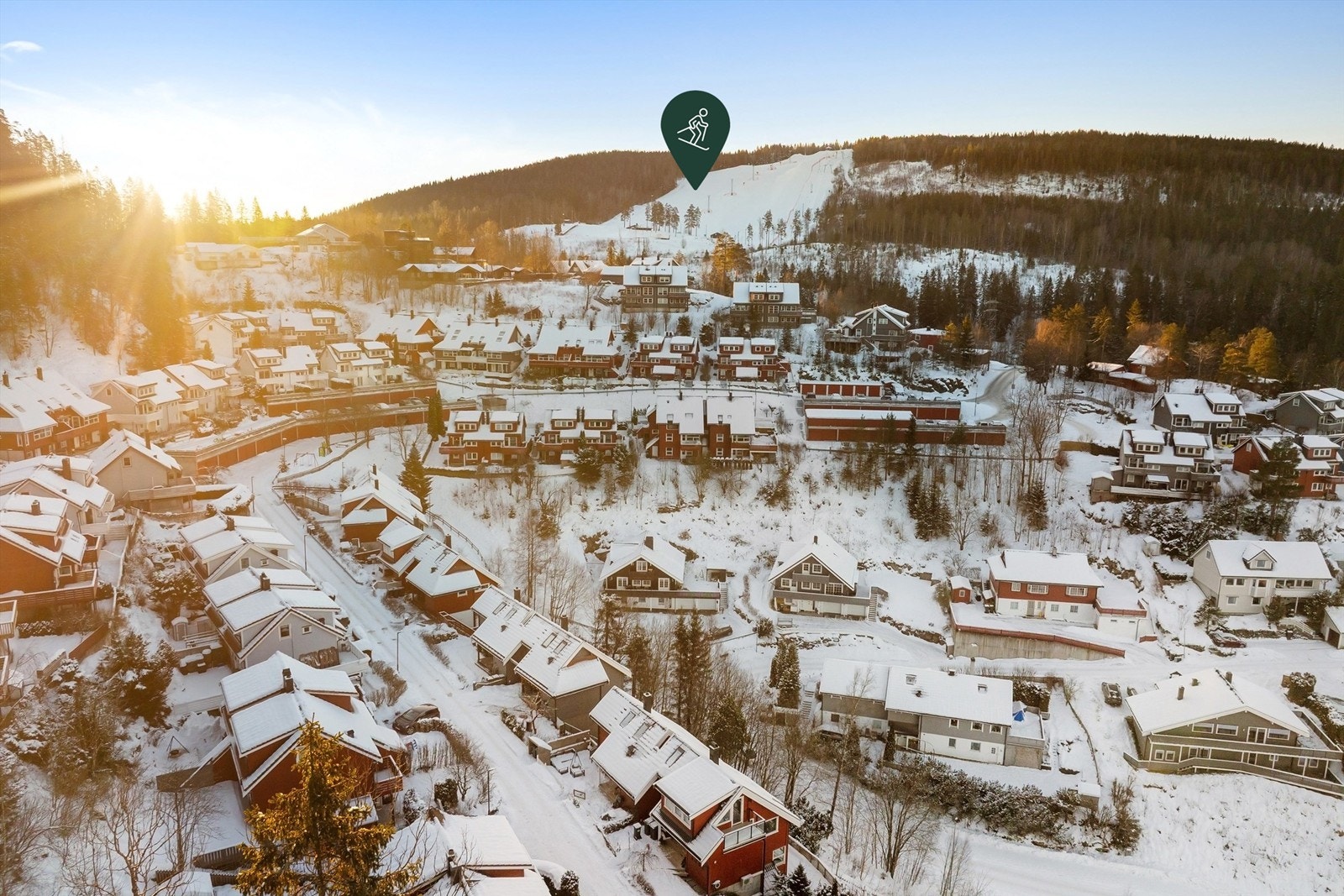 I nærområdet er det slalåmbakke og gode muligheter for ski og skøyter - På feltet er det flere lekeplasser for de små barna Galleribilde