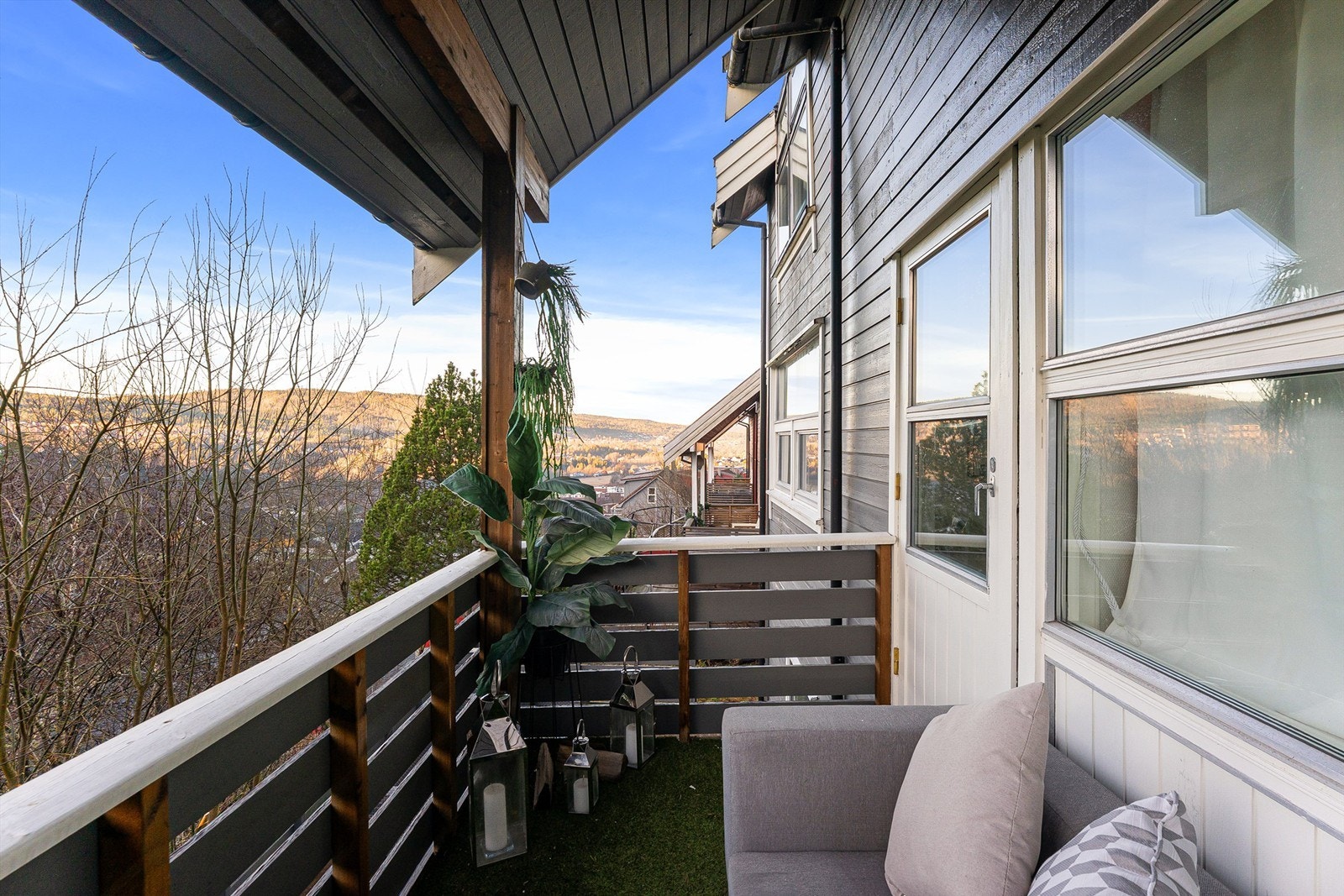 Fra stuen er det utgang til en hyggelig balkong på 6 kvm Galleribilde