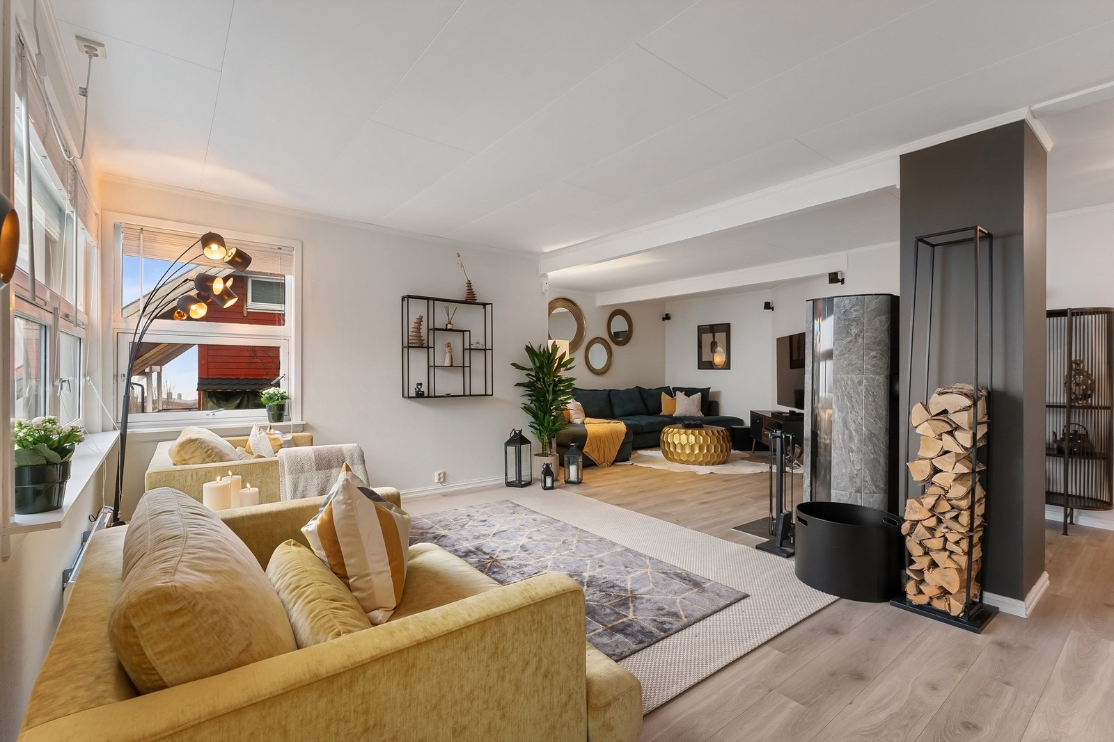 Stor og hyggelig stue med peis og gode møbleringsmuligheter Galleribilde