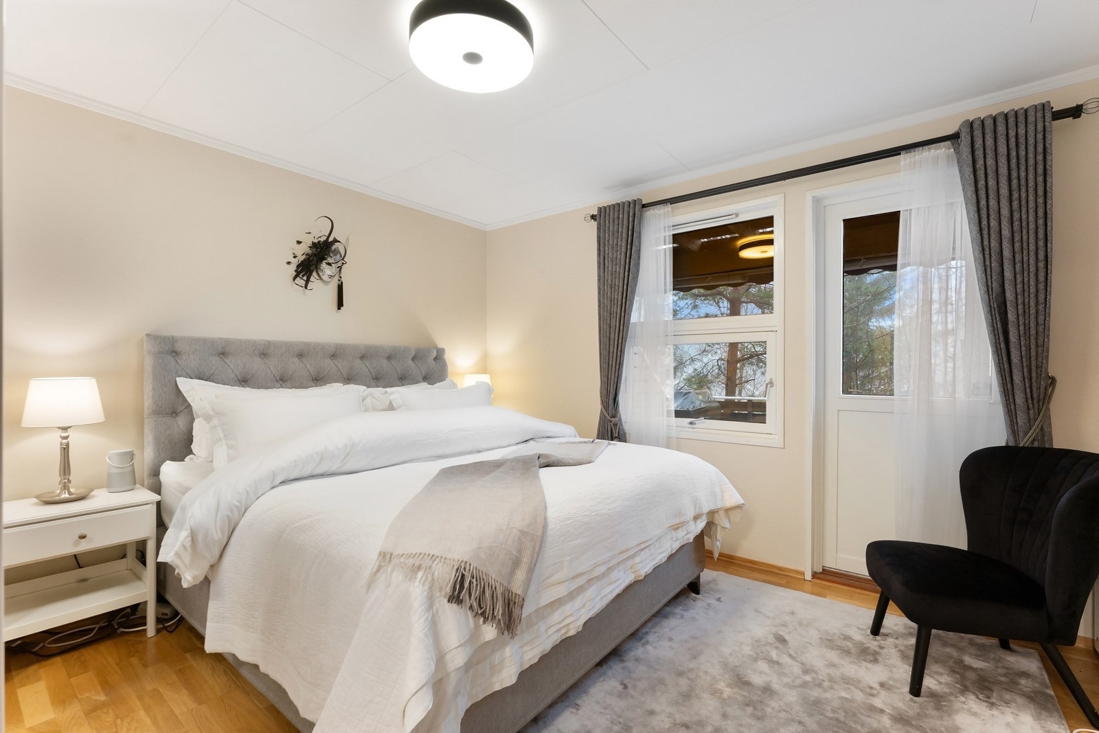 I boligens andre underetasje finner dere to gode soverom, begge med gode bruks- og møbleringsmuligheter. Galleribilde