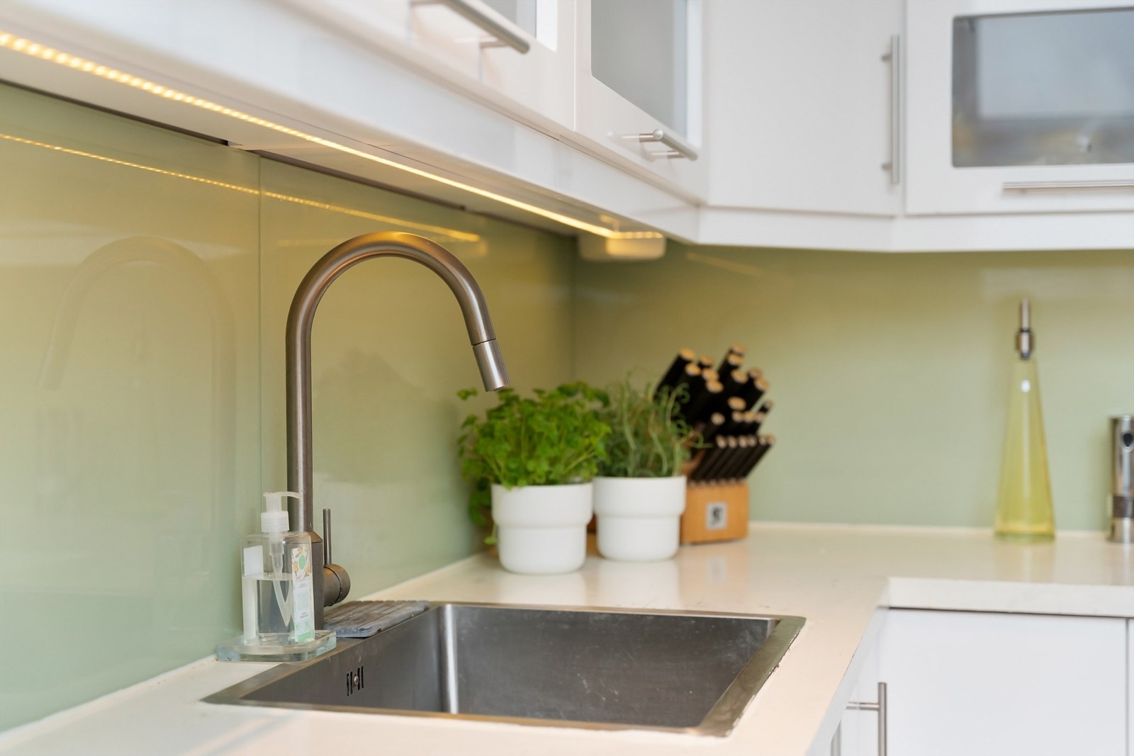 Kjøkkenet er av god størrelse og har plass for spisebord Galleribilde