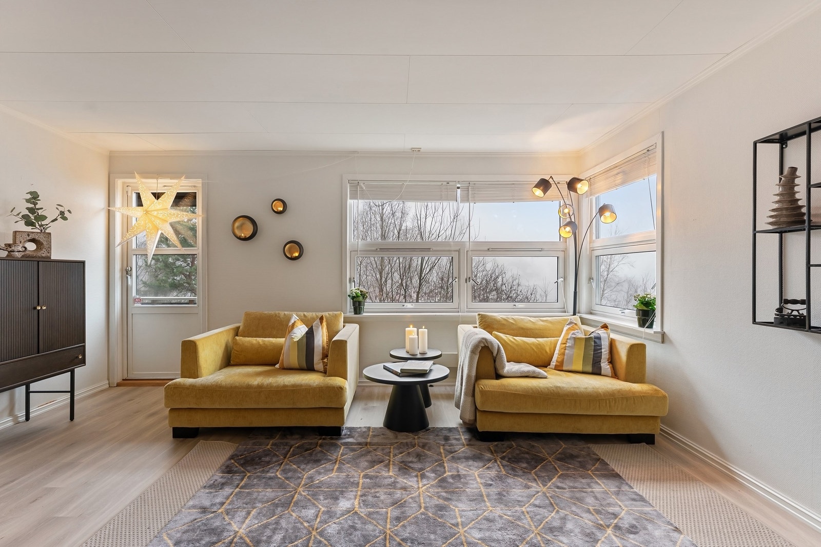 Fra stuen er det direkte utgang til balkong med flott utsikt Galleribilde