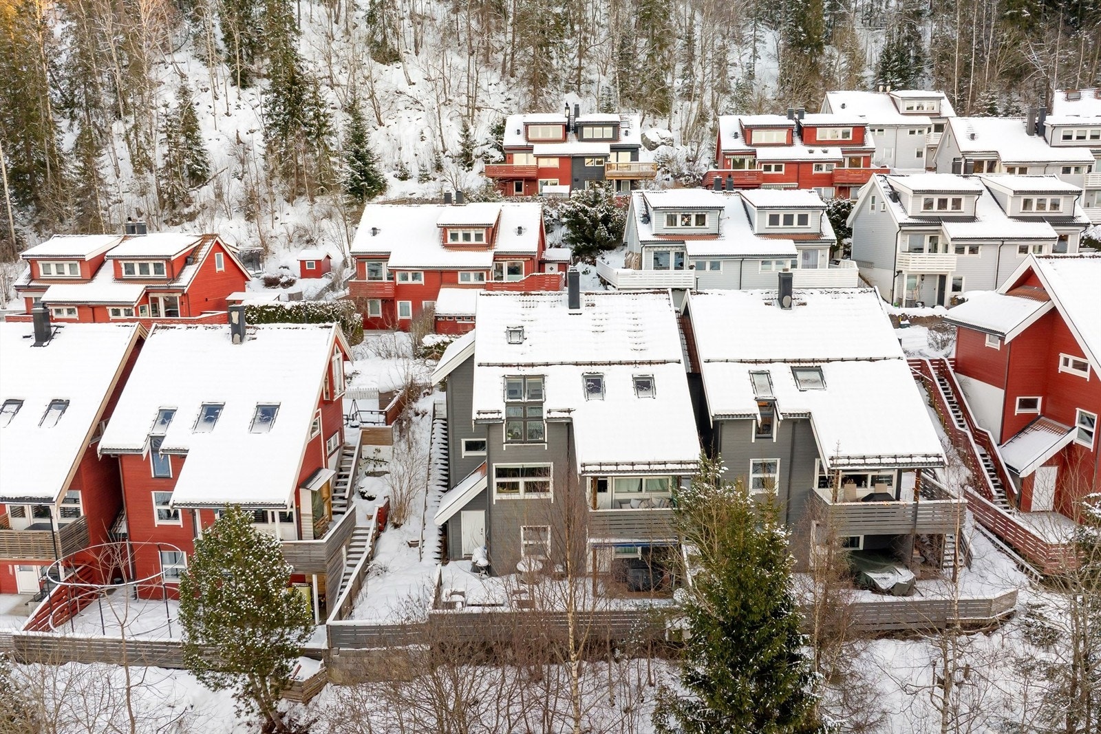 Boligen ligger flott til i blindvei i Berglia på Bærums Verk - Fra boligen er det også gangavstand til busstopp Galleribilde