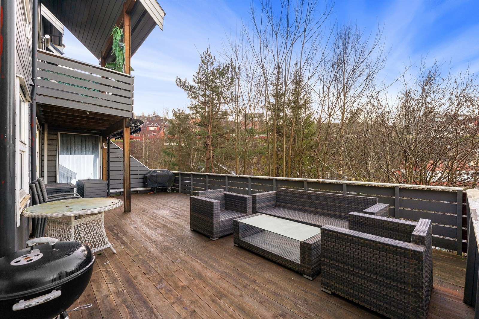 Med utgang fra nederste etasje finner dere en stor terrasseplatting med gode møbleringsmuligheter Galleribilde