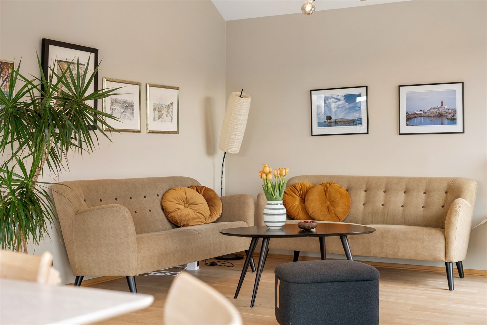 Vinkelstue med malte flater og parkett på gulv Galleribilde