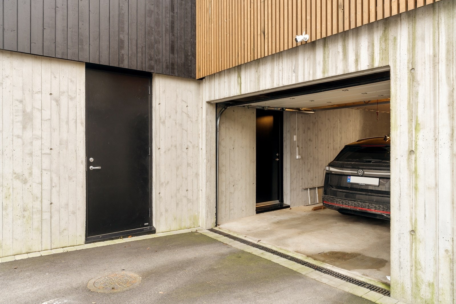 Meget praktisk med bi-inngang, samt inngang med direkte adkomst fra garasje. El-bil lader er montert i garasje og medfølger handelen. Galleribilde