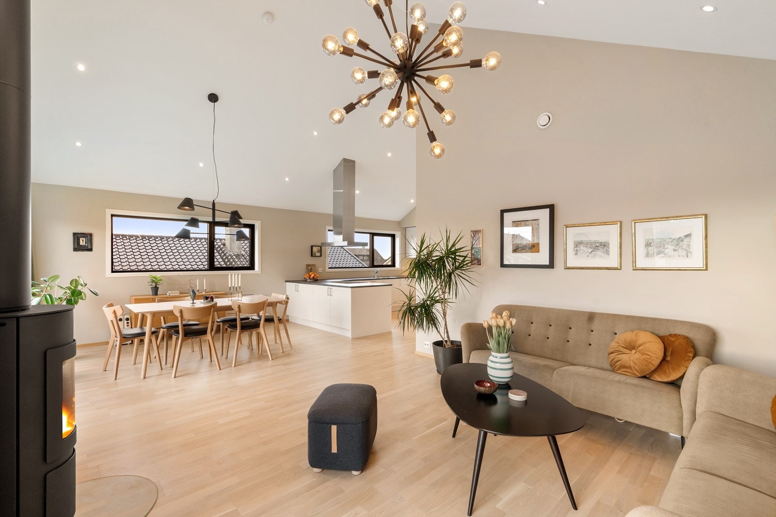 Stort pluss med ekstra takhøyde i stue. Downlights i tak er gjennomgående stort sett for hele boligen. Galleribilde