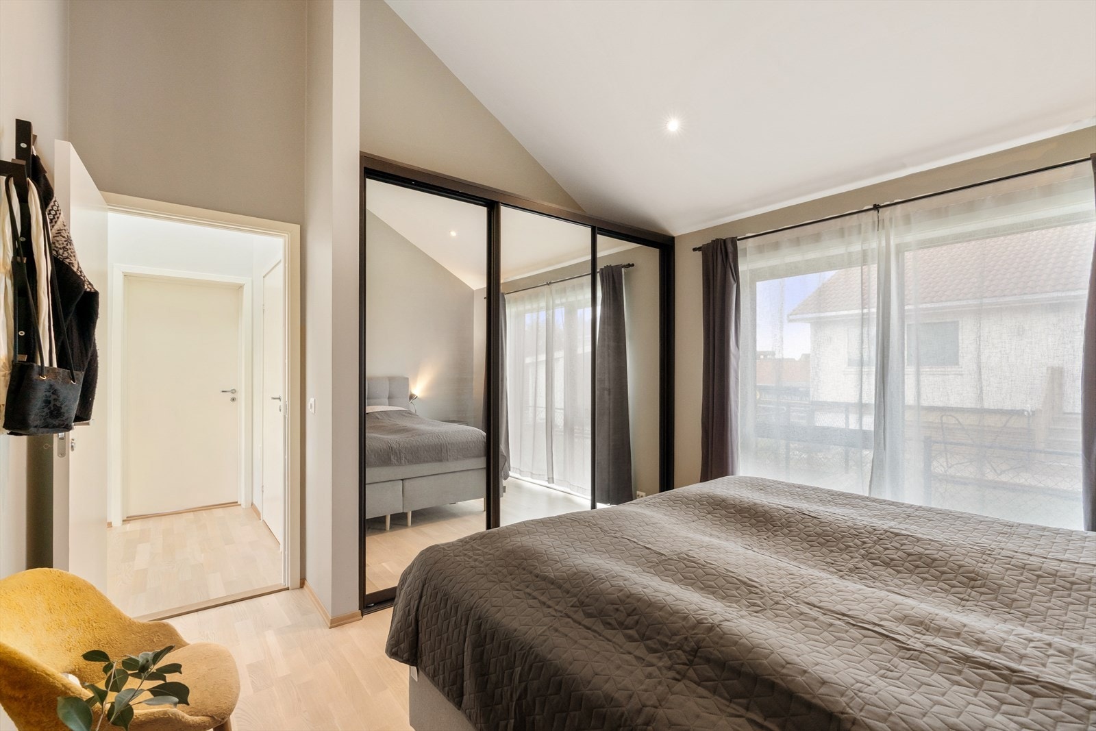 Hovedsoverom - Romslig skyvedørsgardeobe med speil medfølger Galleribilde