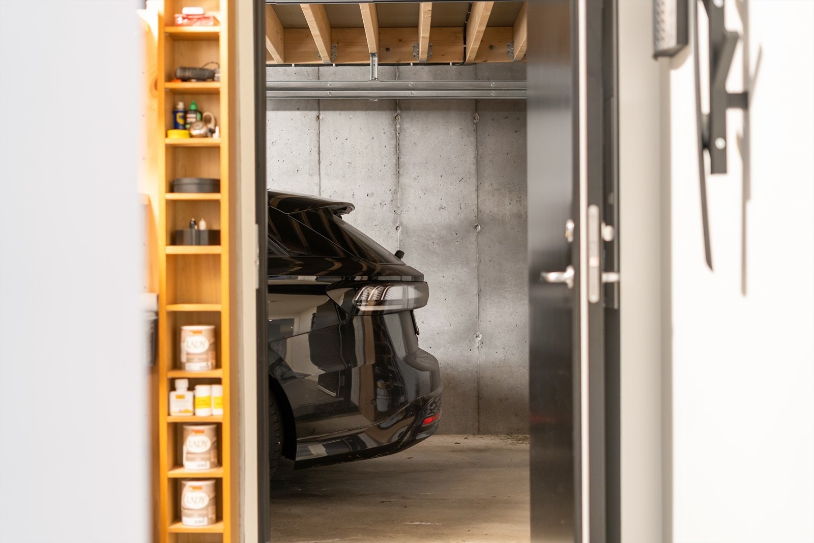 Adkomst fra garasje inn til boligen Galleribilde