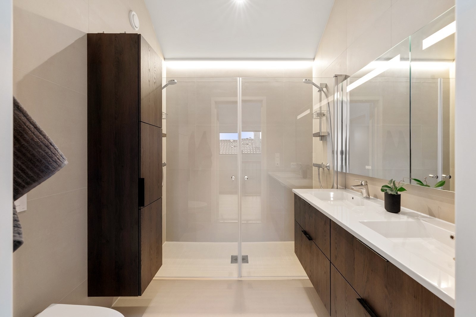 Lekkert bad like ved soverommene i andre etasje. Innredning fra bad er levert av Sigdal. Galleribilde