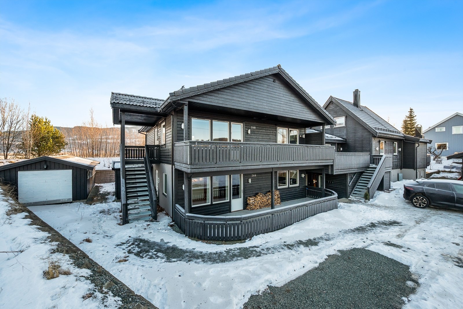 Velkommen til denne stilfulle vertikaldelte tomannsboligen på Brubakken! Galleribilde