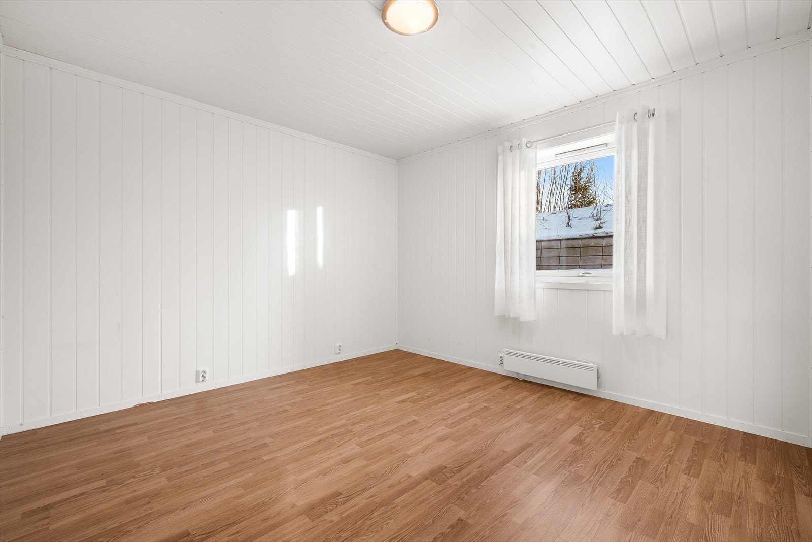 Også 3 meget romslige soverom i 1. etasje Galleribilde