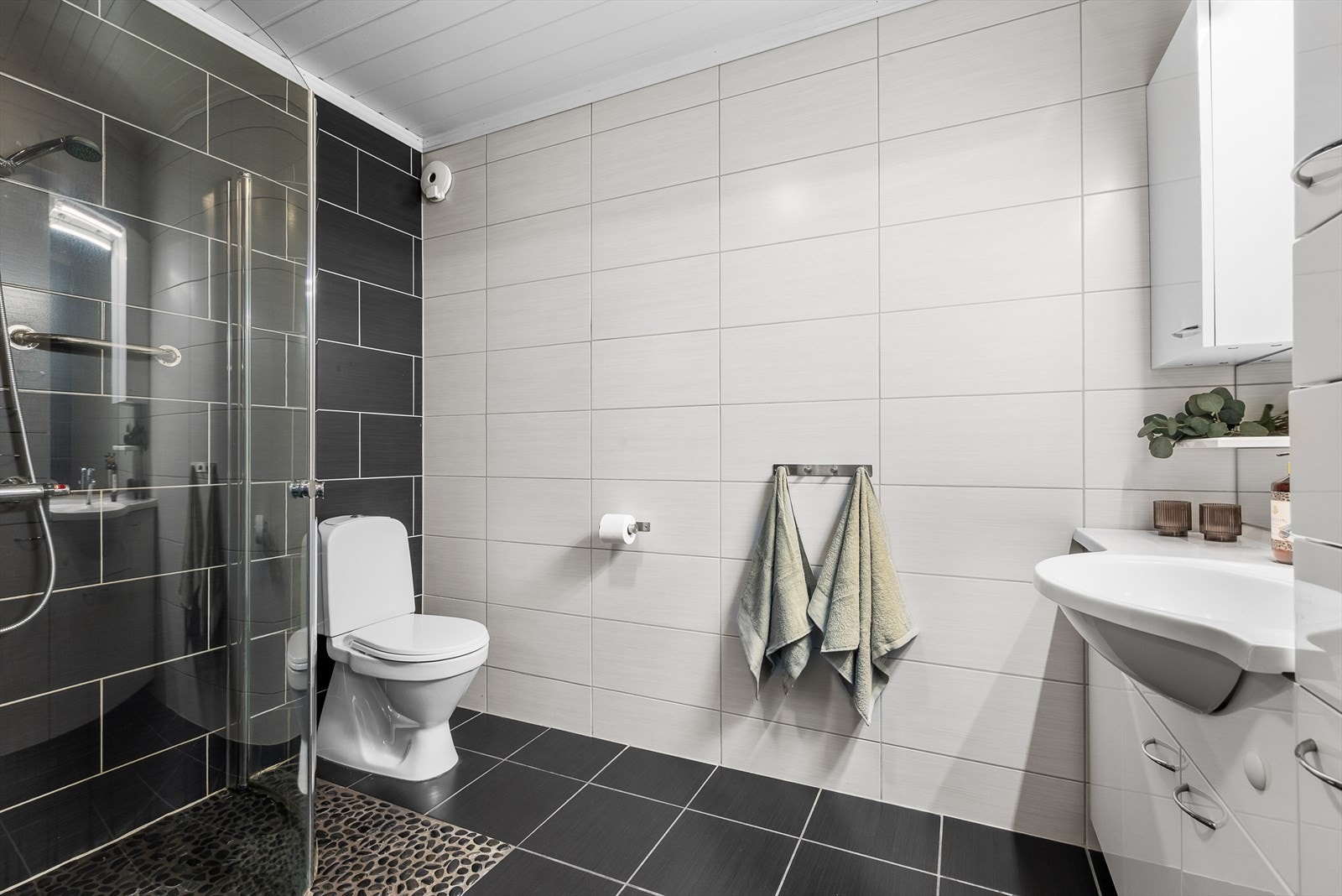 Stilrent og moderne bad i 1. etasje Galleribilde