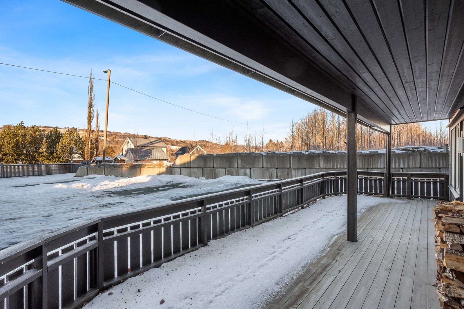 Tomannsboligen er fra 2010 og her får man en eiendom med både moderne komfort og praktiske løsninger med sine to separate enheter, noe som gir gode muligheter for utleie Galleribilde