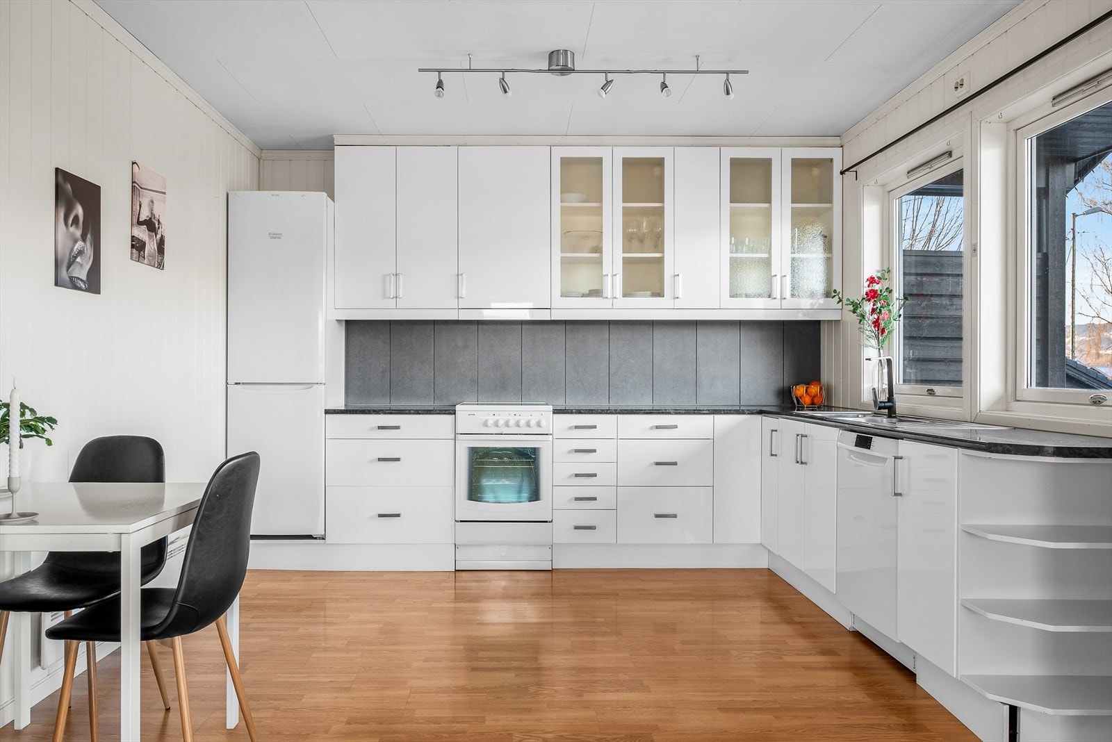 Kjøkken med rikelig med skap og benkeplass! Galleribilde