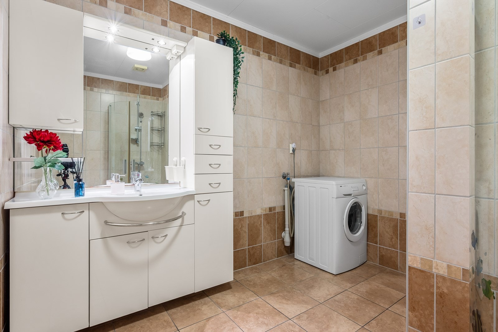 Bad på 7 kvm med flis på gulv og vegg, samt gulvvarme! Galleribilde