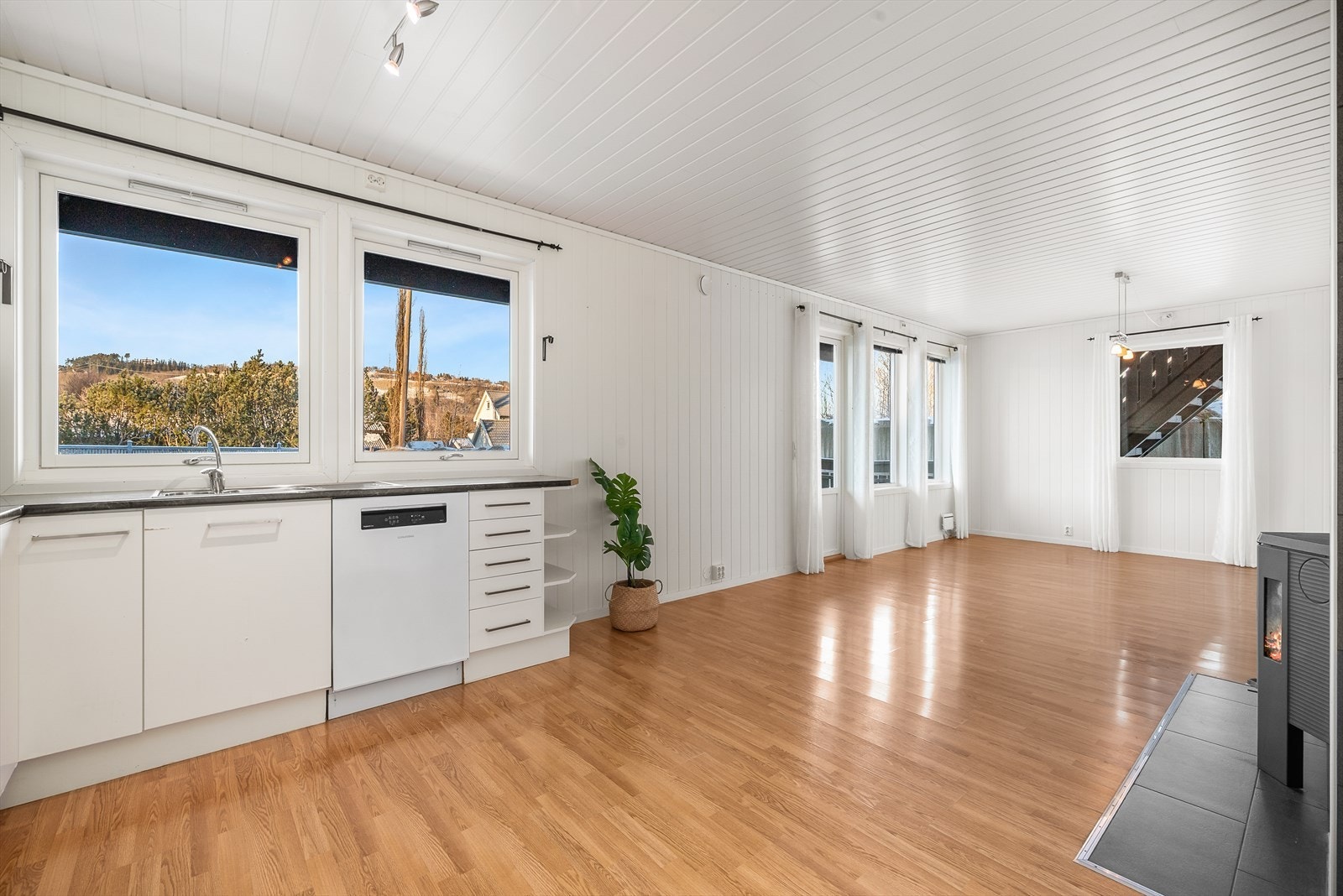 Også her et romslig kjøkken med godt med skap og benkeplass! Galleribilde