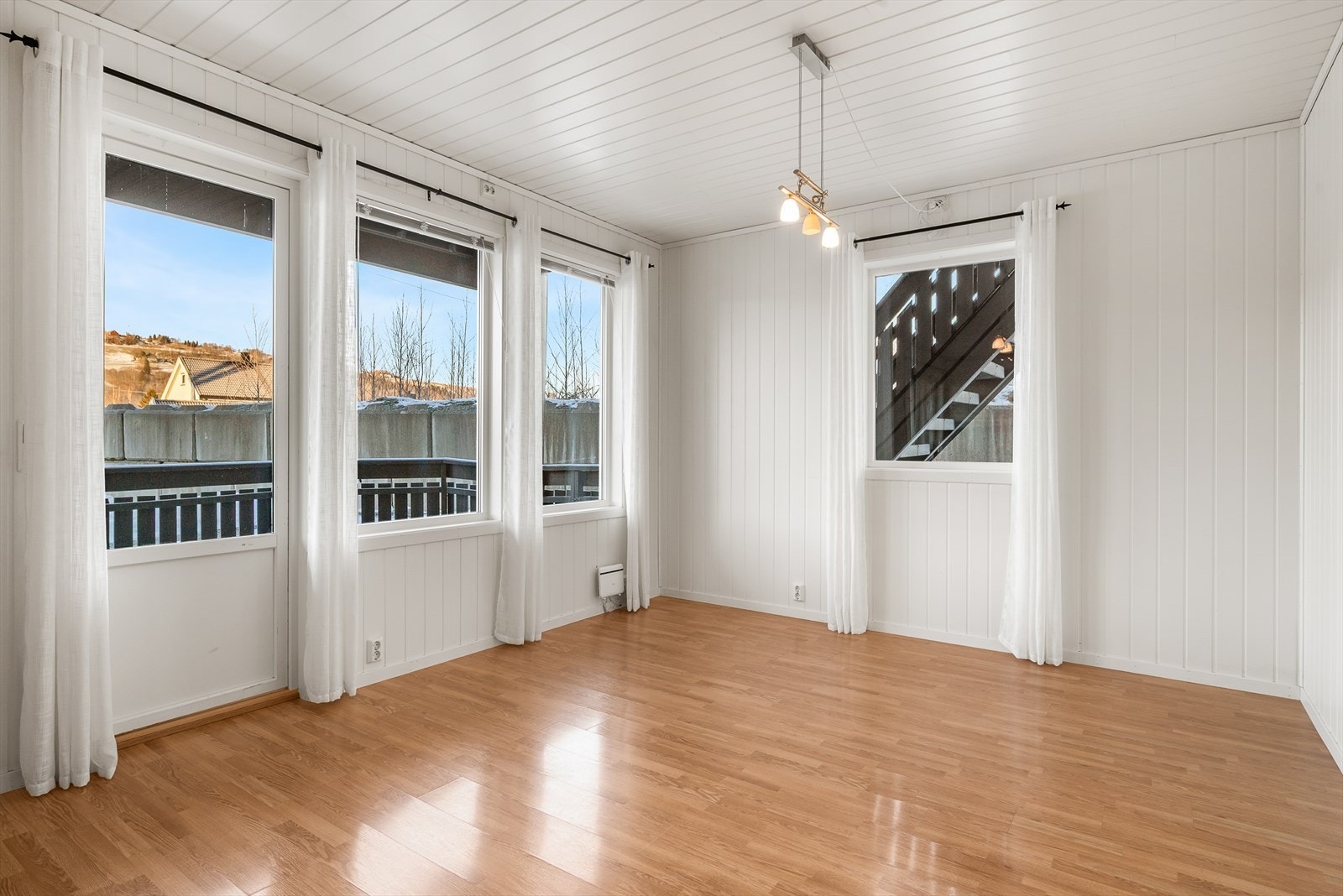 Stue/kjøkkendelene er lys og luftig med store vinduer som slipper inn rikelig med naturlig lys Galleribilde