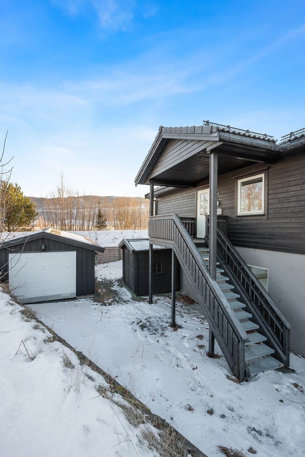 Denne eiendommen gir deg en unik mulighet til å kombinere egen bolig med utleie, noe som kan bidra til å redusere dine månedlige boutgifter. Med sin praktiske beliggenhet og gode romløsninger, er dette en eiendom som vil appellere til både familier og inv Galleribilde