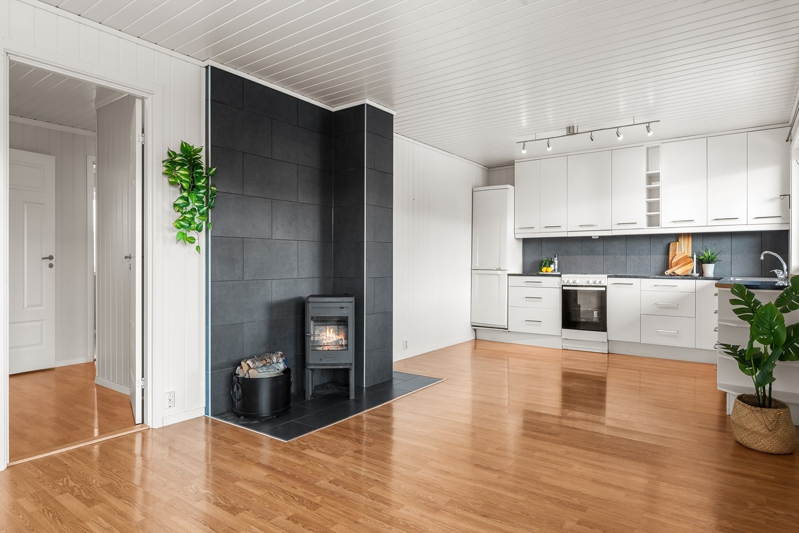 Her er det lagt vekt på praktiske løsninger som gjør hverdagen enklere, med blant annet gode oppbevaringsmuligheter og funksjonelle rom Galleribilde