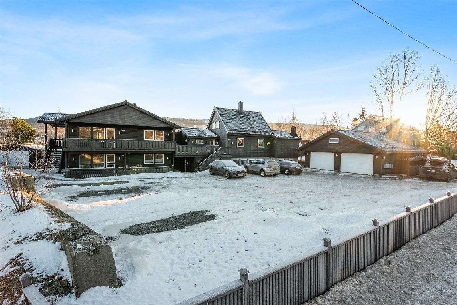 Melhusvegen 266/268 ligger i et attraktivt og barnevennlig område kun 2 km nordøst for Melhus sentrum Galleribilde