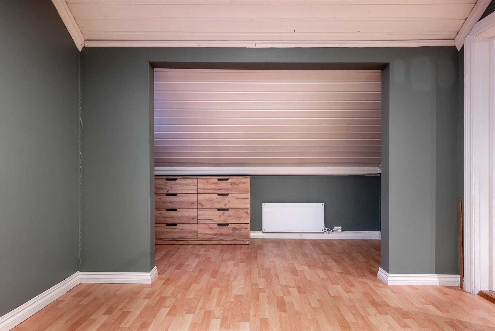 Det største soverommet er slettmalt og rolig, med en praktisk, åpen kneveggs-garderobe Galleribilde