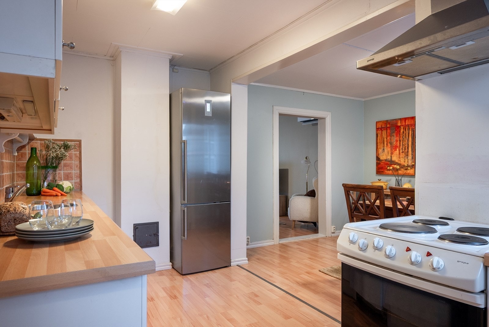 Fra gangen går du først inn på kjøkkenet. Den korte veien ut til bakhagen er gunstig for sommerens grillfester. Galleribilde