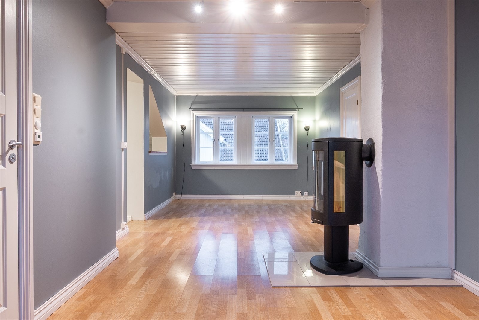 Ildsted i hver av boligens etasjer, gir ikke bare et godt supplement til varmepumpe, men bidrar også til en varm atmosfære. Galleribilde