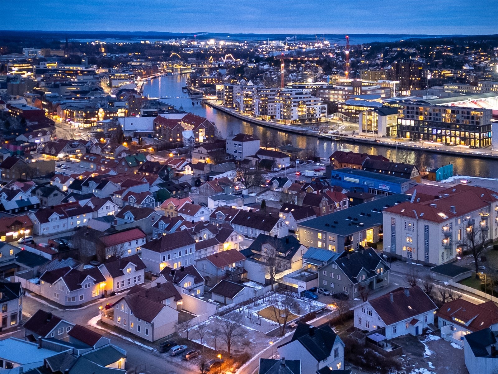 Vi er på Holmen, vest i Fredrikstad sentrum, kun 250 m fra bryggepromenadens start. Området preges av eldre, renoverte trehus, spor av gammel industrihistorie, lite trafikkerte gater og enkelte gamle trær. Galleribilde
