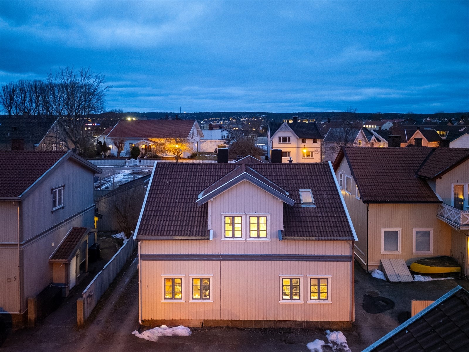 Langs husfasaden leder en steinsatt innkjørsel til garasje. I tillegg finnes et anneks fra 1982 i den sjarmerende bakhagen. Galleribilde