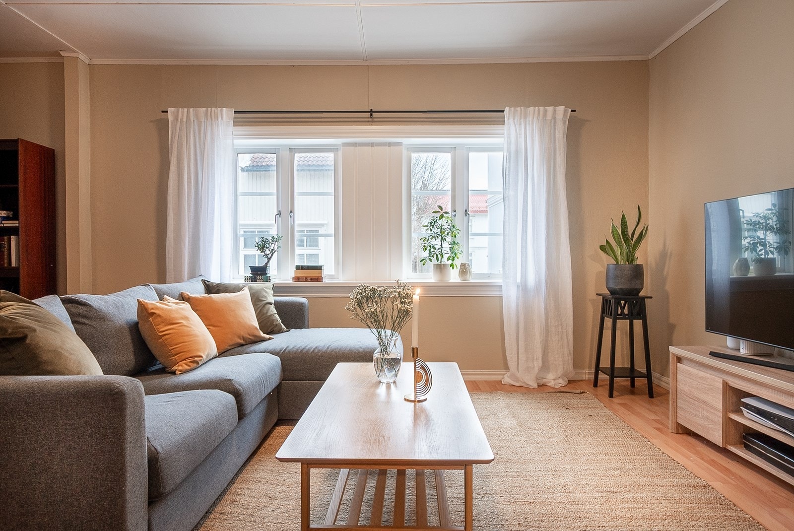 Boligen fra 1898 er ombygd i flere omganger og holder i dag en behagelig, moderne standard, samtidig som mye av den opprinnelige følelsen er bevart. Galleribilde