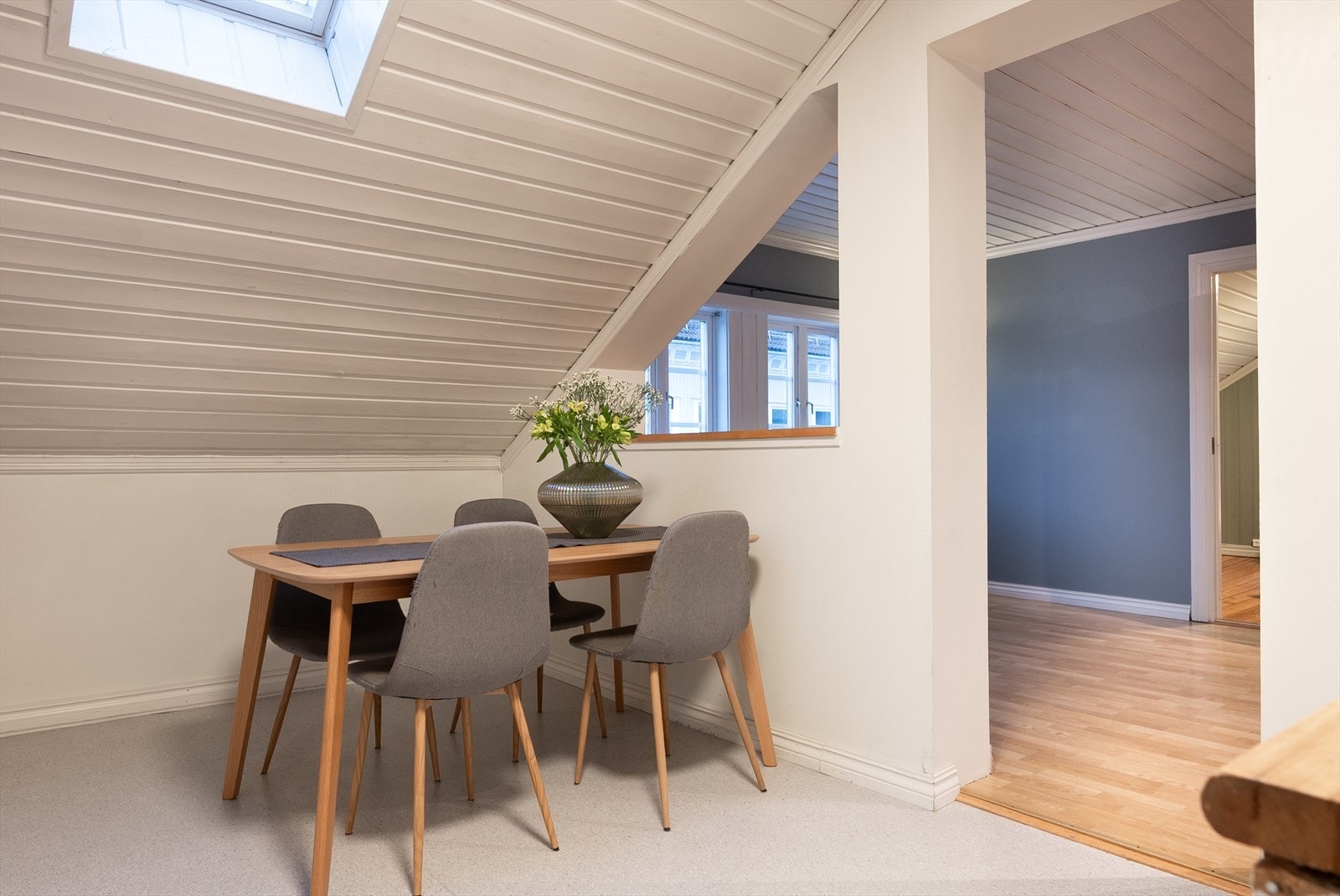 Kjøkkenet har plass til spisebord, men spisestuen kan gjerne plasseres i den romslige stuen, som er et svært trivelig oppholdsrom. Galleribilde