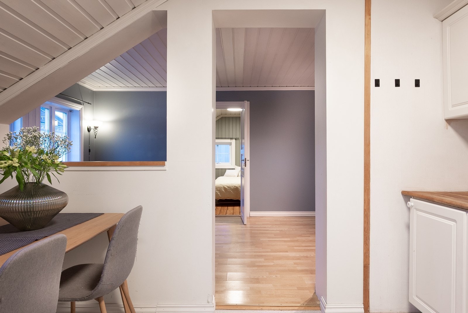 Alle rom gode vinduer, takket være husets to takopplett. Galleribilde