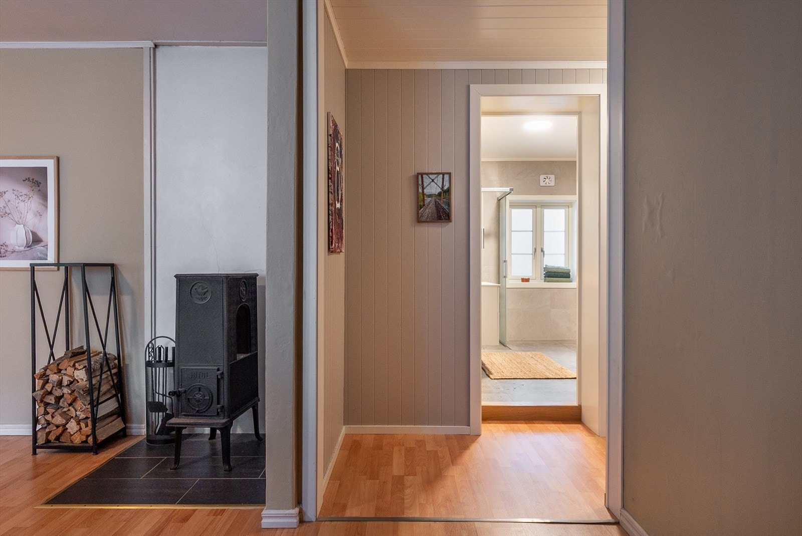 Peisovn i hver av boligens etasjer, gir ikke bare et godt supplement til varmepumpe, men bidrar også til en varm atmosfære. Galleribilde