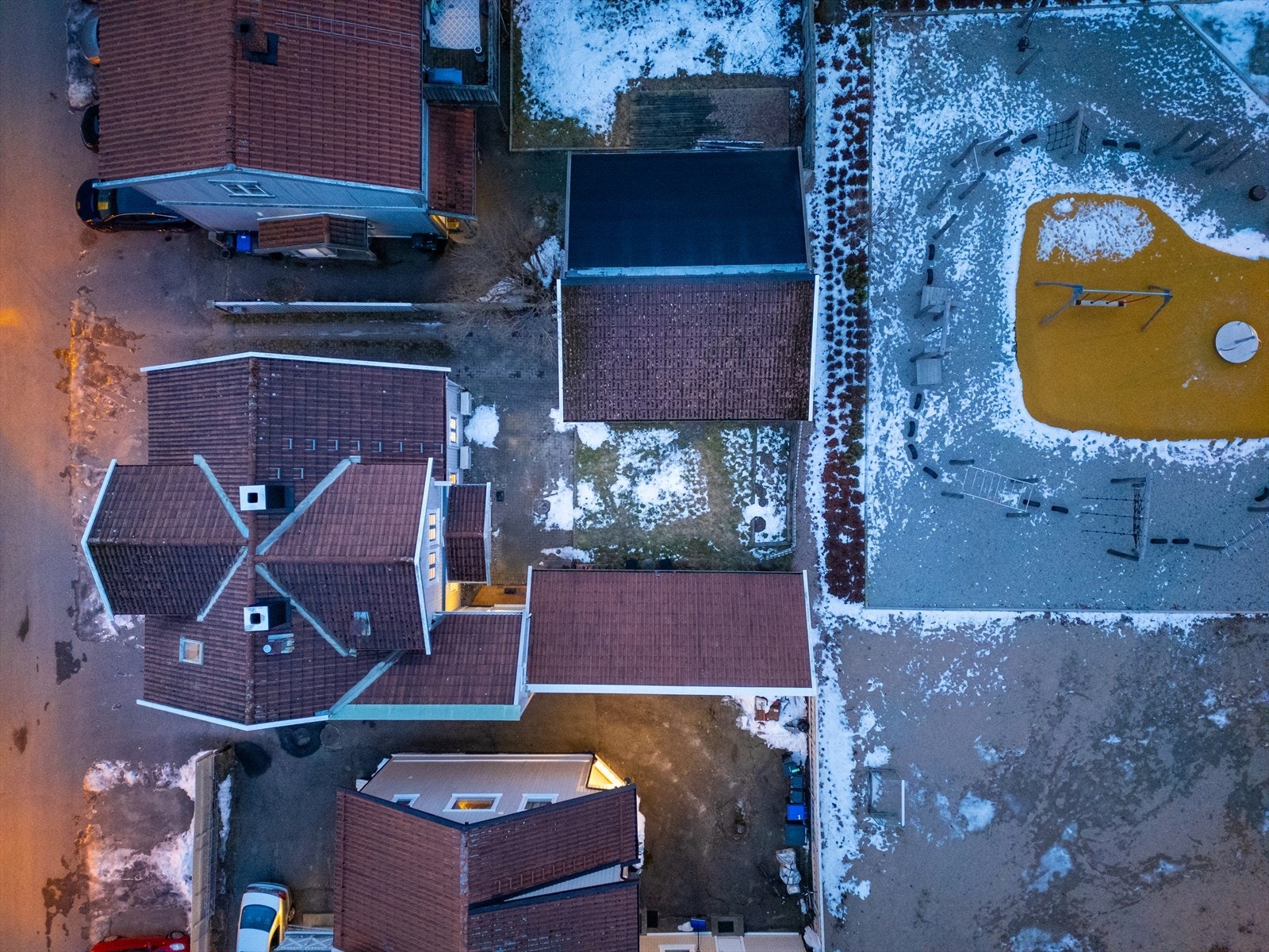 Boligen har både garasje og uthus i den skjermede, solrike bakhagen. Hagen byr på både gang- og gressarealer. Her kan du fint etablere én sittegruppe til hver leilighet. Bak gjerdet venter nabolagets flotte lekeplass og grusbane Galleribilde