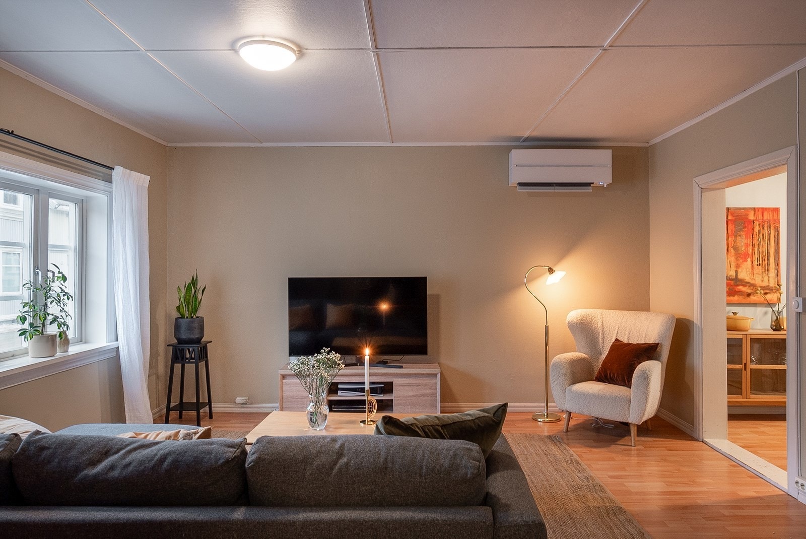 Leilighetene har hver sin effektive varmepumpe, i tillegg til peis i stuene. Som supplement finnes det også panelovner. Galleribilde