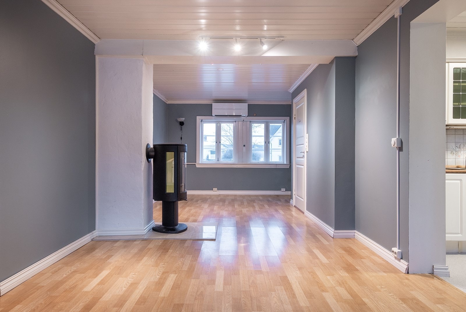 Leilighetene har hver sin effektive varmepumpe, i tillegg til peis i stuene. Som supplement finnes det også panelovner. Galleribilde