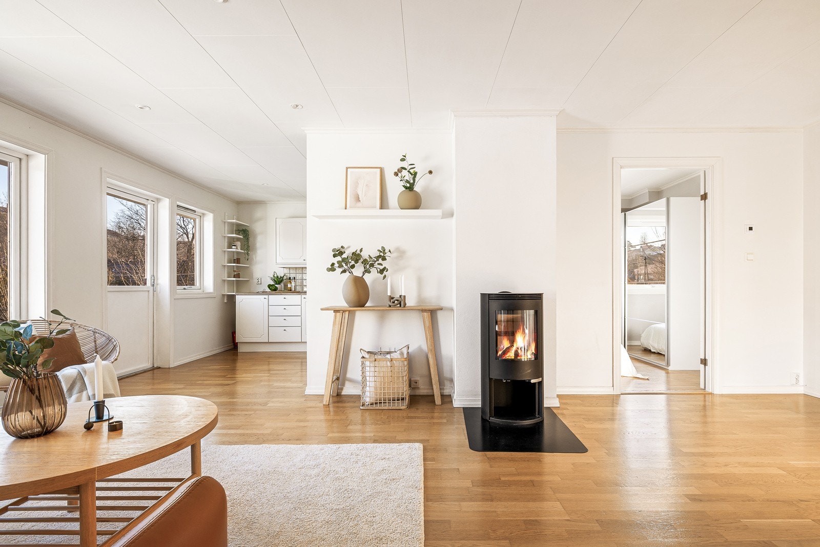 I stuen er det en rentbrennende peis fra 2024 som byr på hygge og varme på kalde dager. Galleribilde