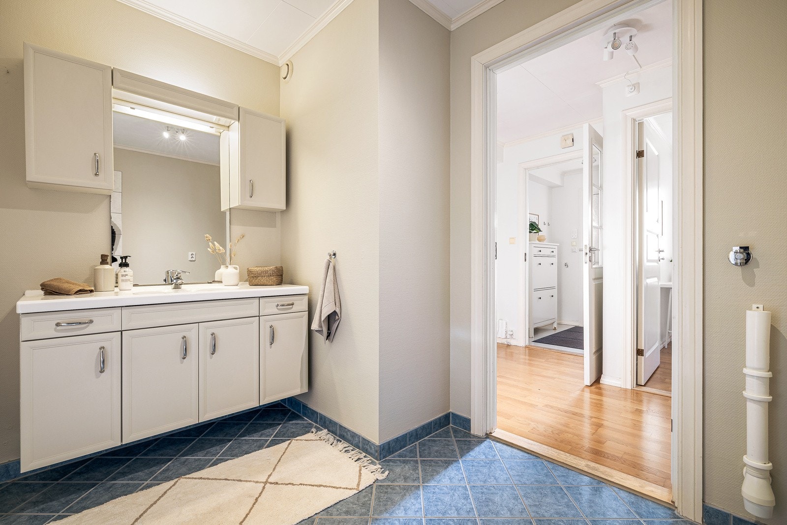 Badet inneholder ellers dusj, toalett og opplegg for vaskemaskin. Galleribilde