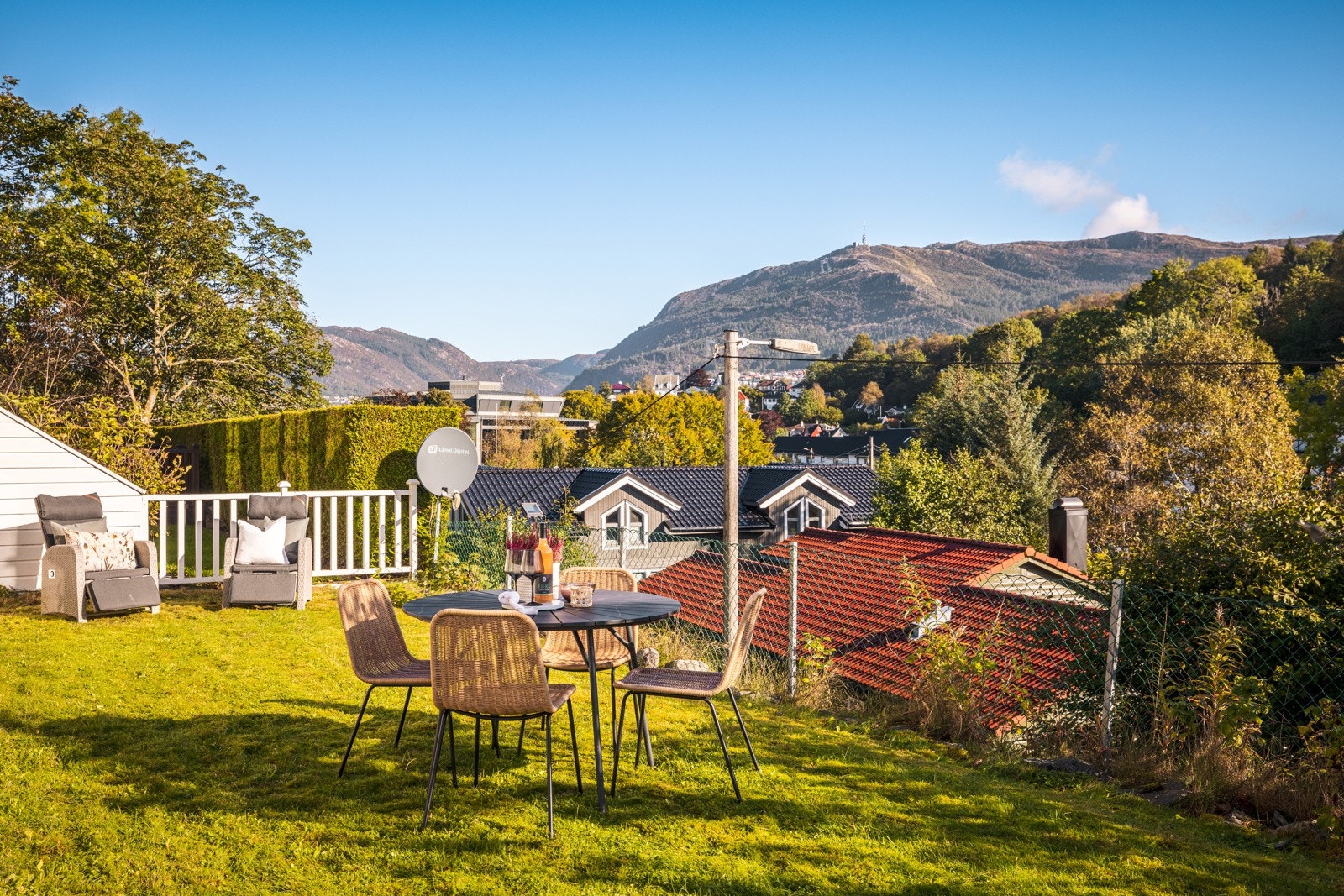 Boligen har en nydelig beliggenhet på høydedraget Nyhaugåsen mellom Minde og Storetveit. Galleribilde