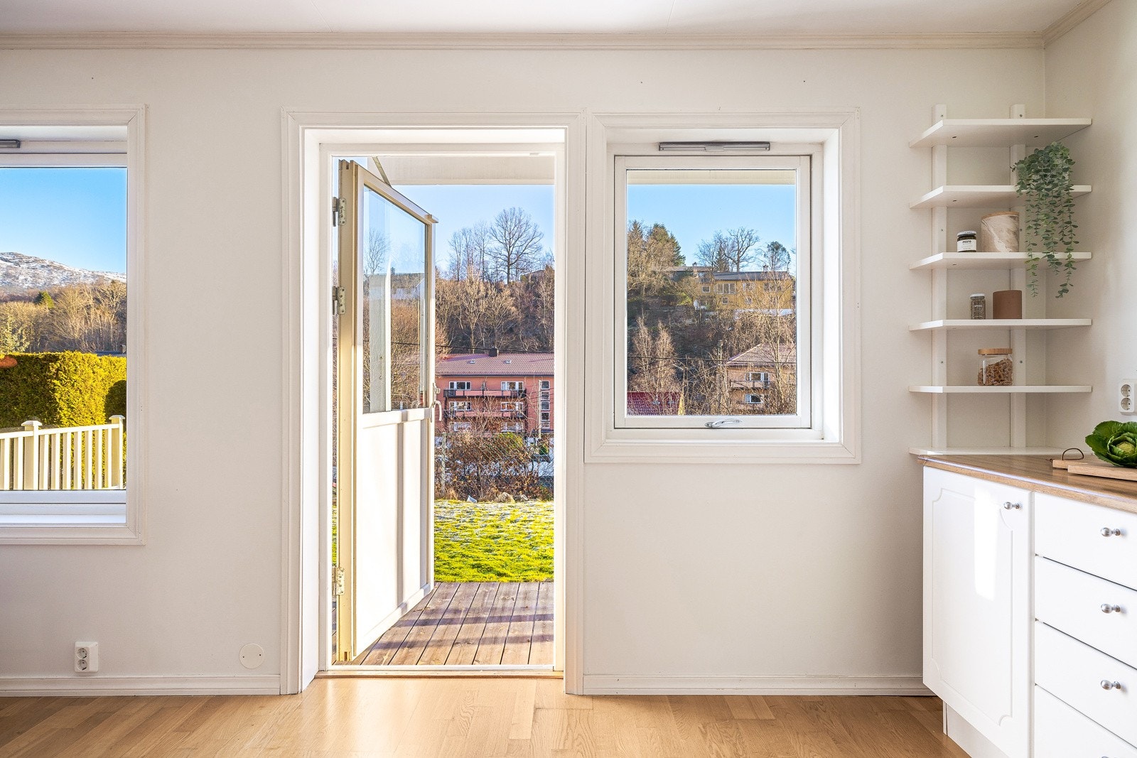 Fra stuen er det utgang til en solrik markterrasse på ca. 25 kvm og videre ut til hagen. Galleribilde