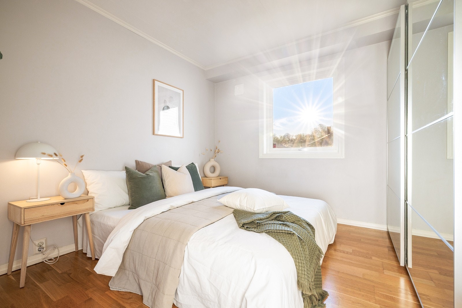 Leiligheten har to gode soverom på henholdsvis 9,3 kvm og 8,2 kvm Galleribilde