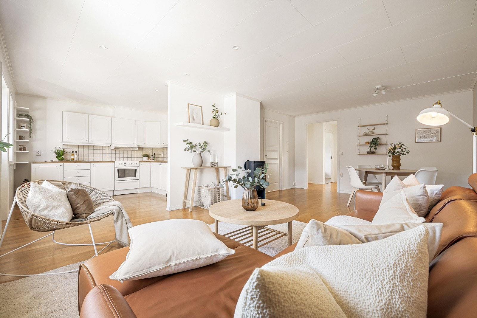 Det er spottbelysning i himlingen i stuen. Galleribilde