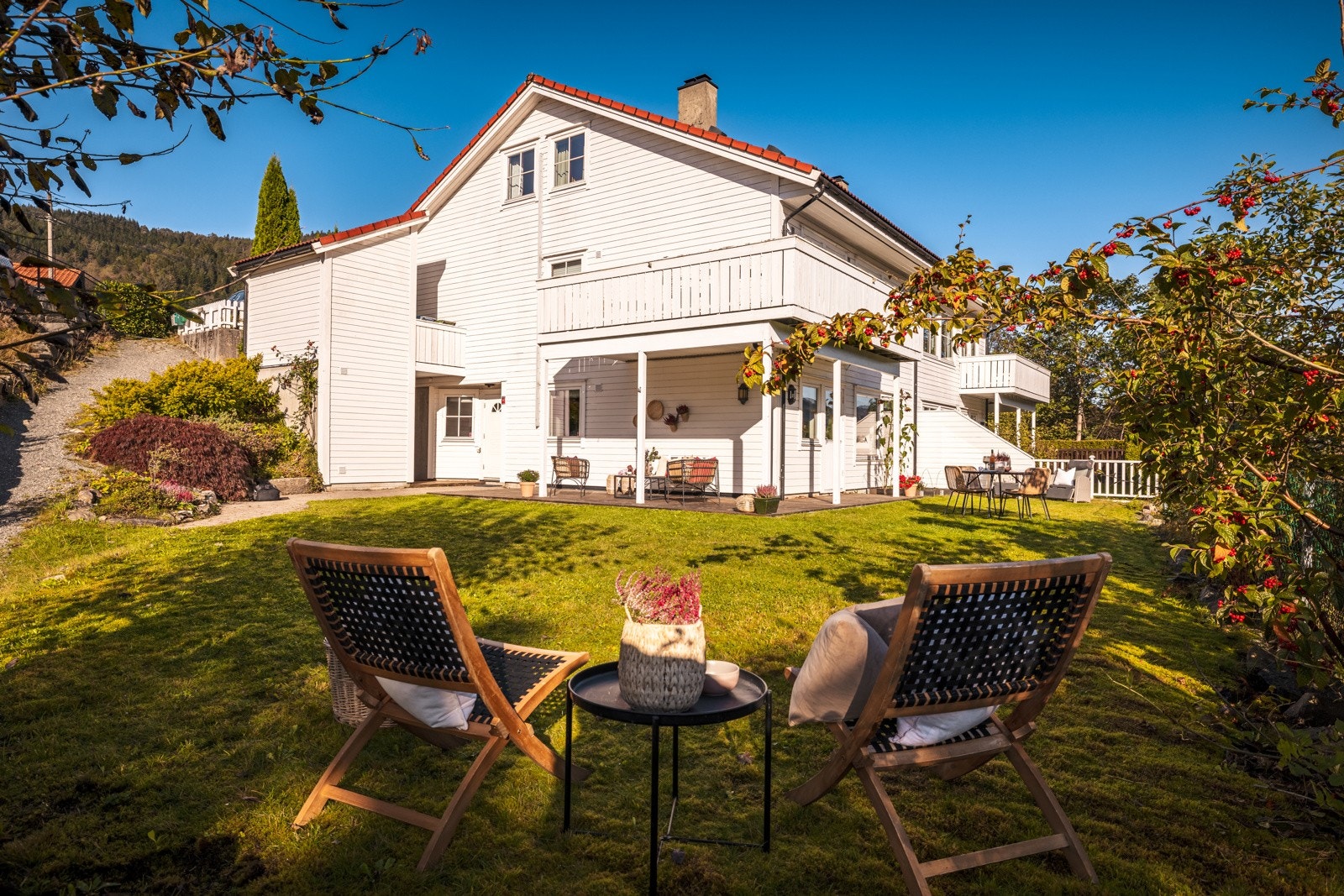 Her bor man rolig og tilbaketrukket, innerst i en blindvei med stor privat hage og flott utsikt. Galleribilde